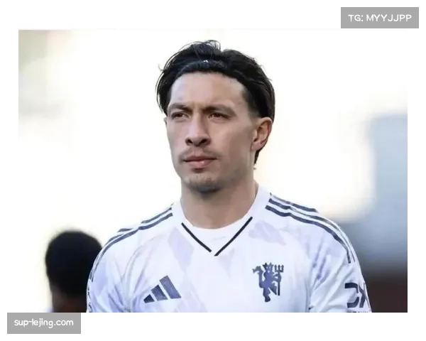 曼联多古马丁内斯长期伤缺 边后卫轮换深度面临严峻挑战